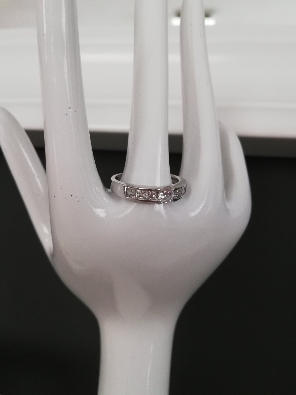 Silberner Ring mit Strasssteinen