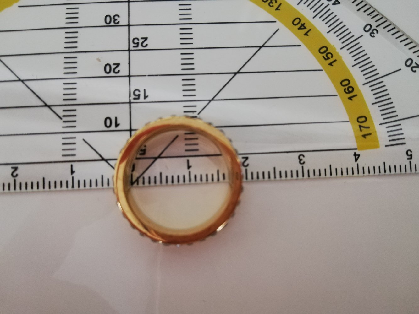 Goldener Ring mit Strasssteinen