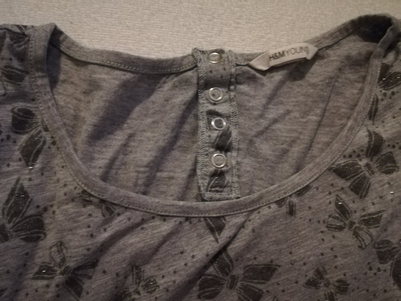 Graues Shirt von H&M mit glitzernden Schleifen, Gr. 36