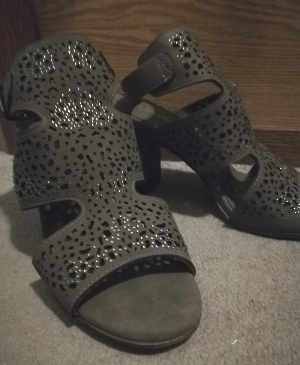 Graue Sandalen mit Lochmuster & Glitzer, kaum getragen, Gr. 38