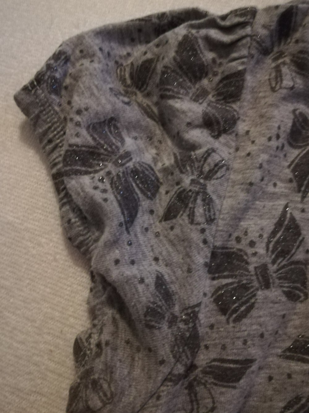 Graues Shirt von H&M mit glitzernden Schleifen, Gr. 36