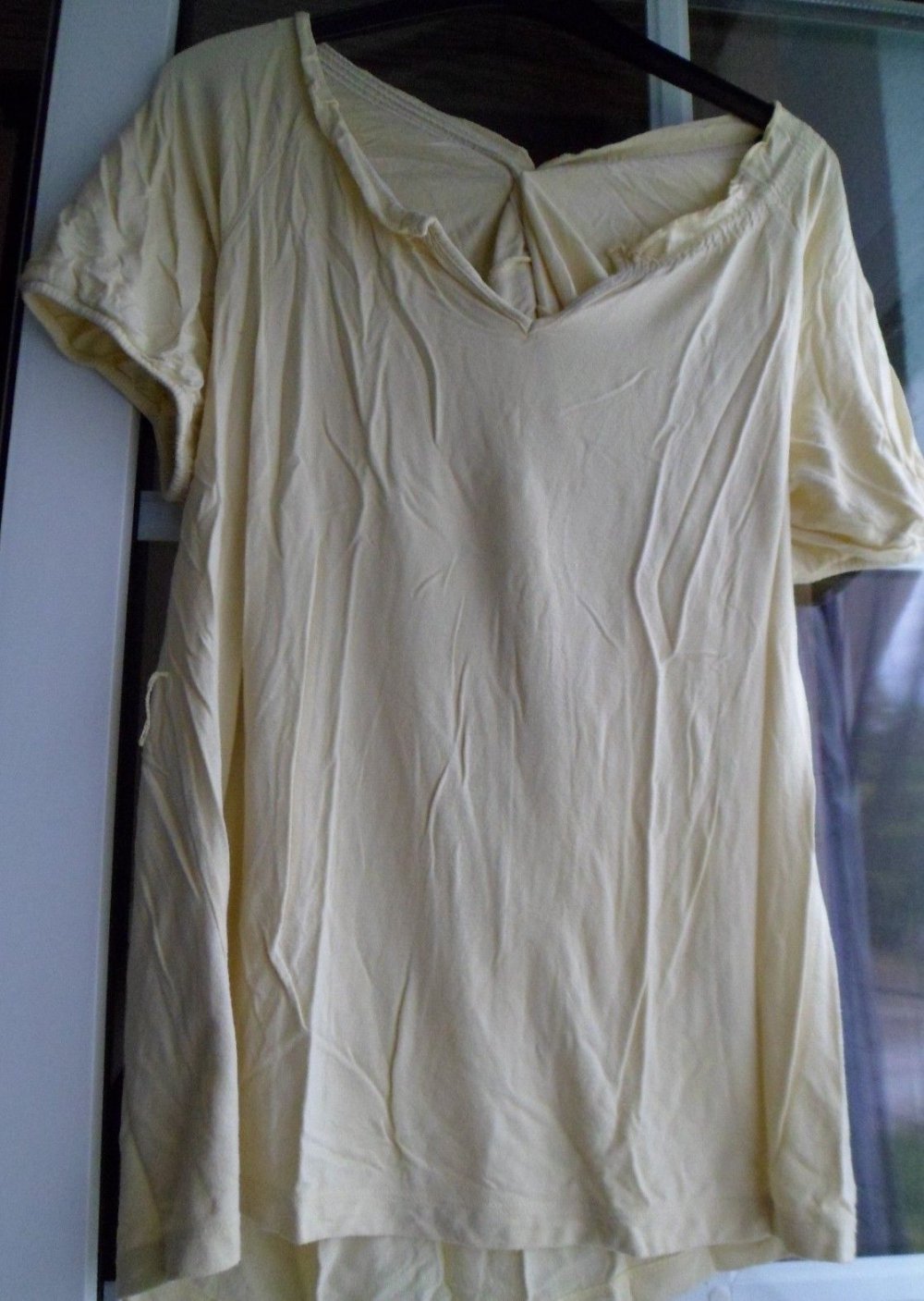 Zitronengelbes T-Shirt mit V-Auschnitt, Gr. 36/38