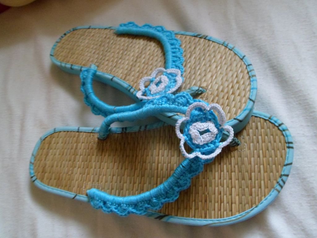 Türkise Sandalen für den Strand oder zu Hause, mit Blümchen, Gr. 38
