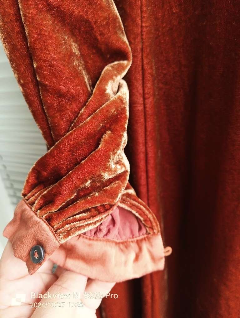 Samtkleid von Deerberg mit Seide