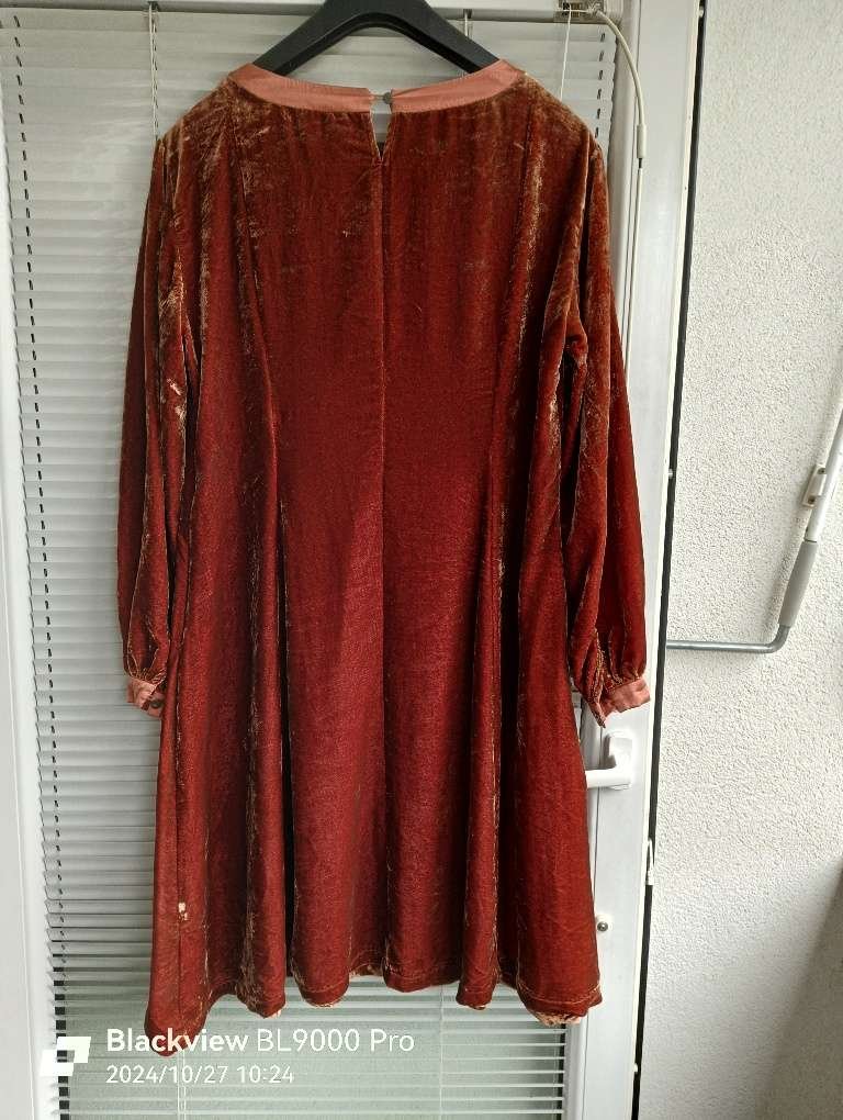 Samtkleid von Deerberg mit Seide