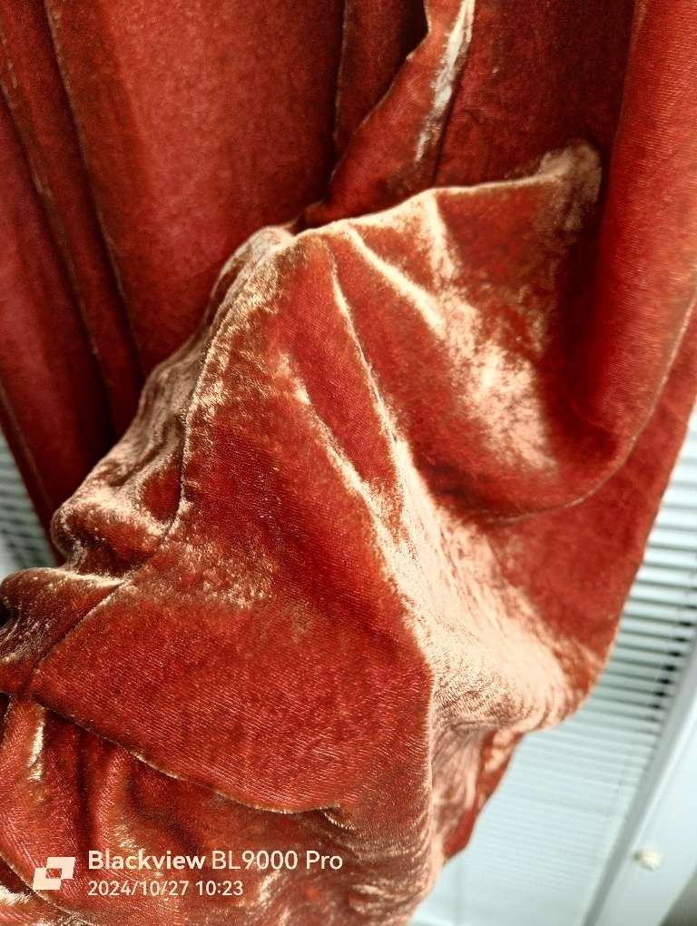 Samtkleid von Deerberg mit Seide