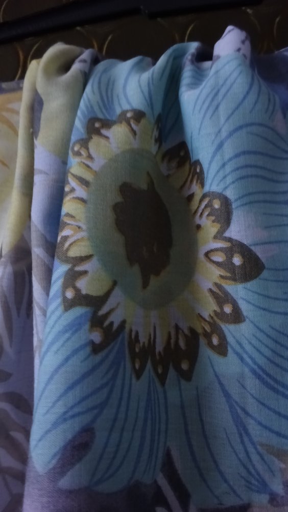 Tuch mit blauem Muster