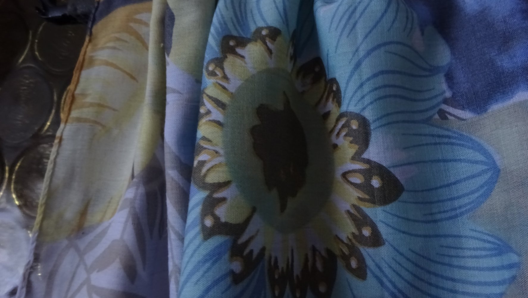 Tuch mit blauem Muster