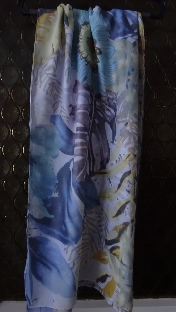 Tuch mit blauem Muster