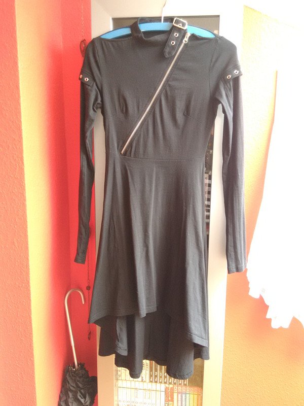 vokuhila Kleid mit Cut Outs, Reißverschluss und Schnalle