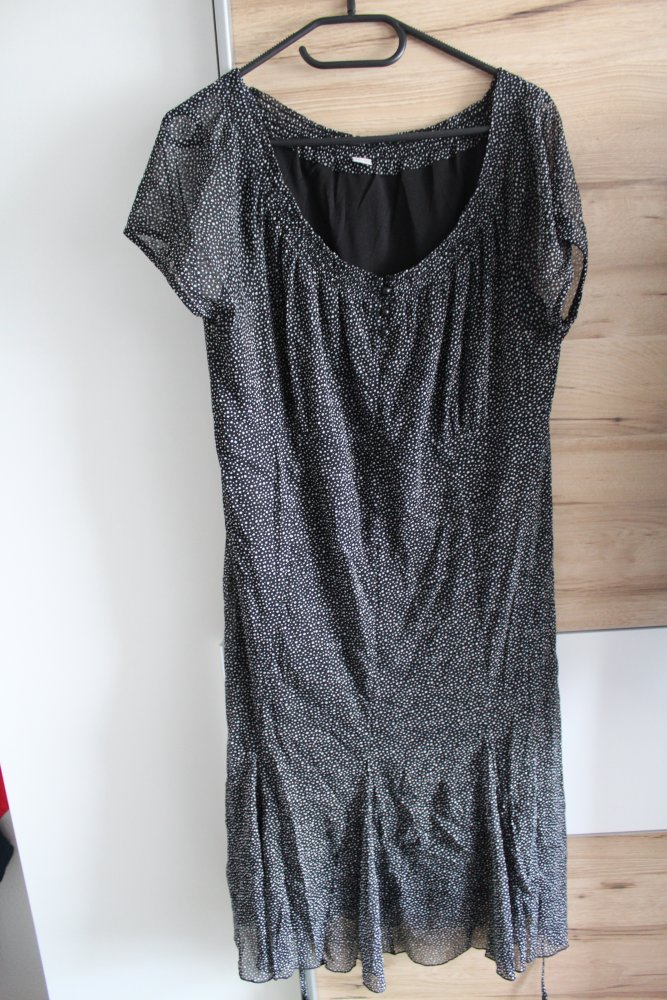 Schwarzes Kleid mit weißen Punkten