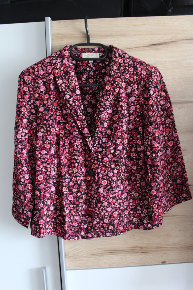 Kostüm aus Bluse und Rock mit Blümchenmuster