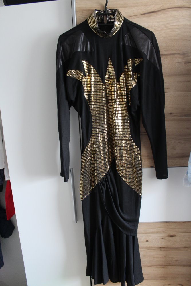Schwarzes Kleid mit goldener Verzierung