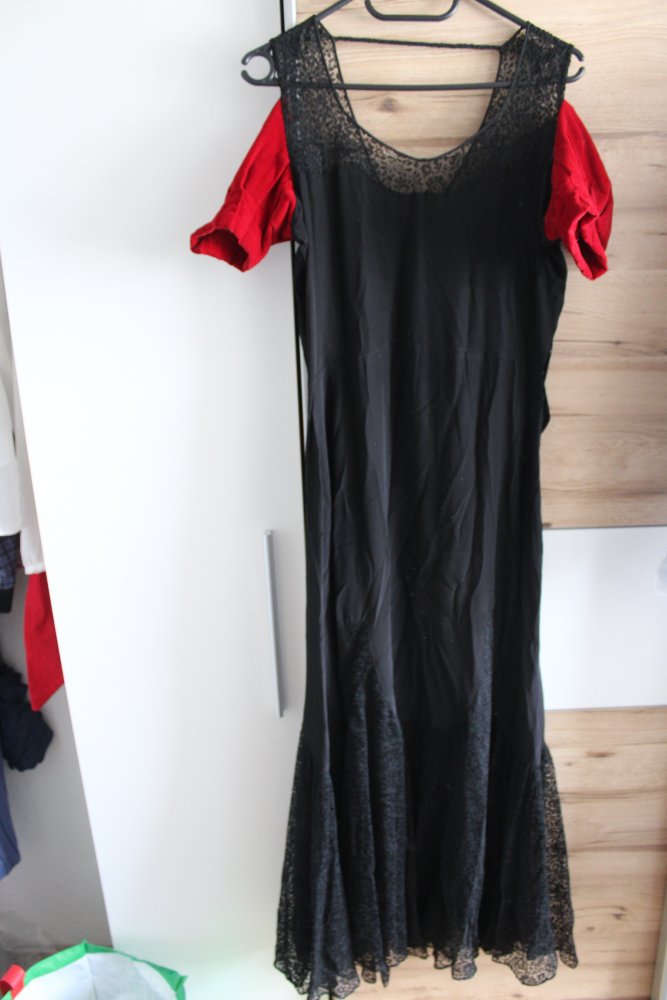 Kleid in schwarz mit roten Samtärmeln