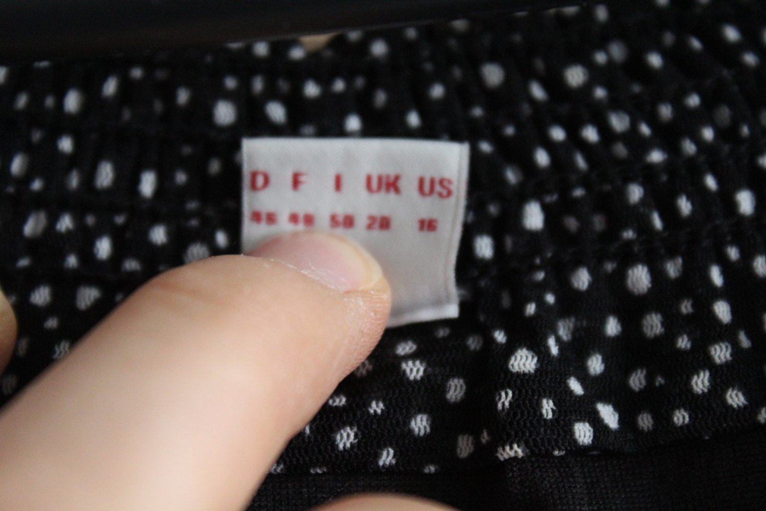 Schwarzes Kleid mit weißen Punkten