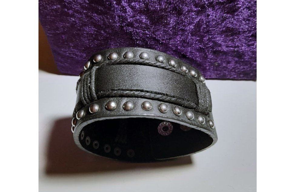 Lederarmband mit Nieten