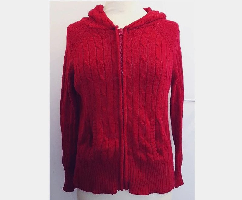 Rote Strickjacke mit Kapuze