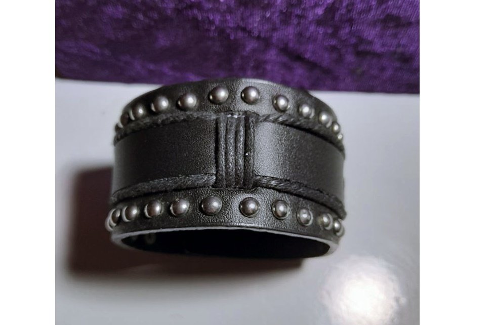 Lederarmband mit Nieten