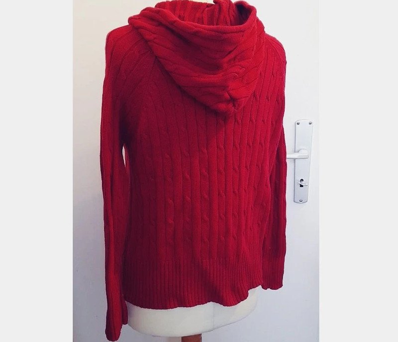Rote Strickjacke mit Kapuze