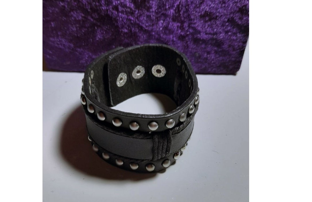 Lederarmband mit Nieten