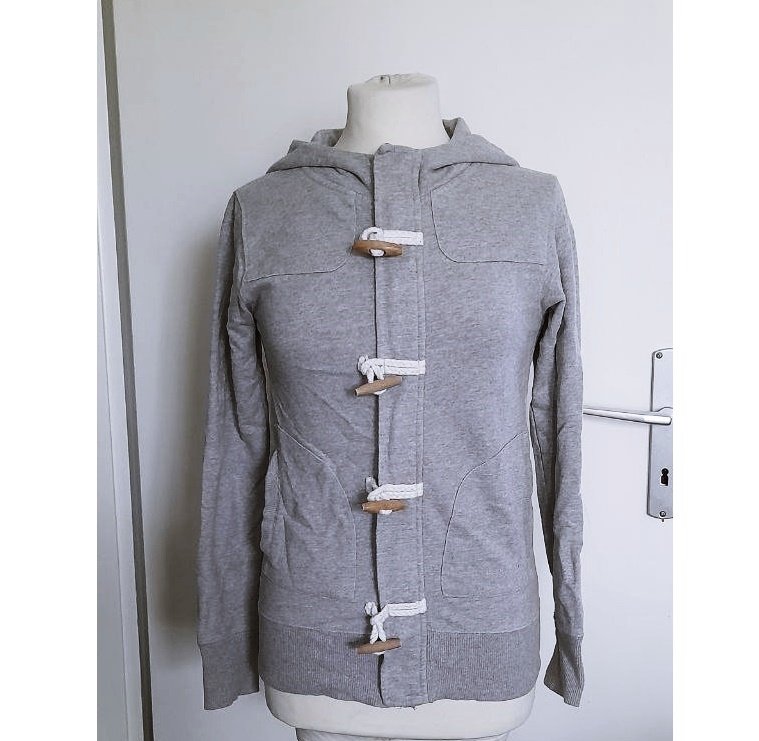 Graue Strickjacke mit Holzknöpfen Gr S