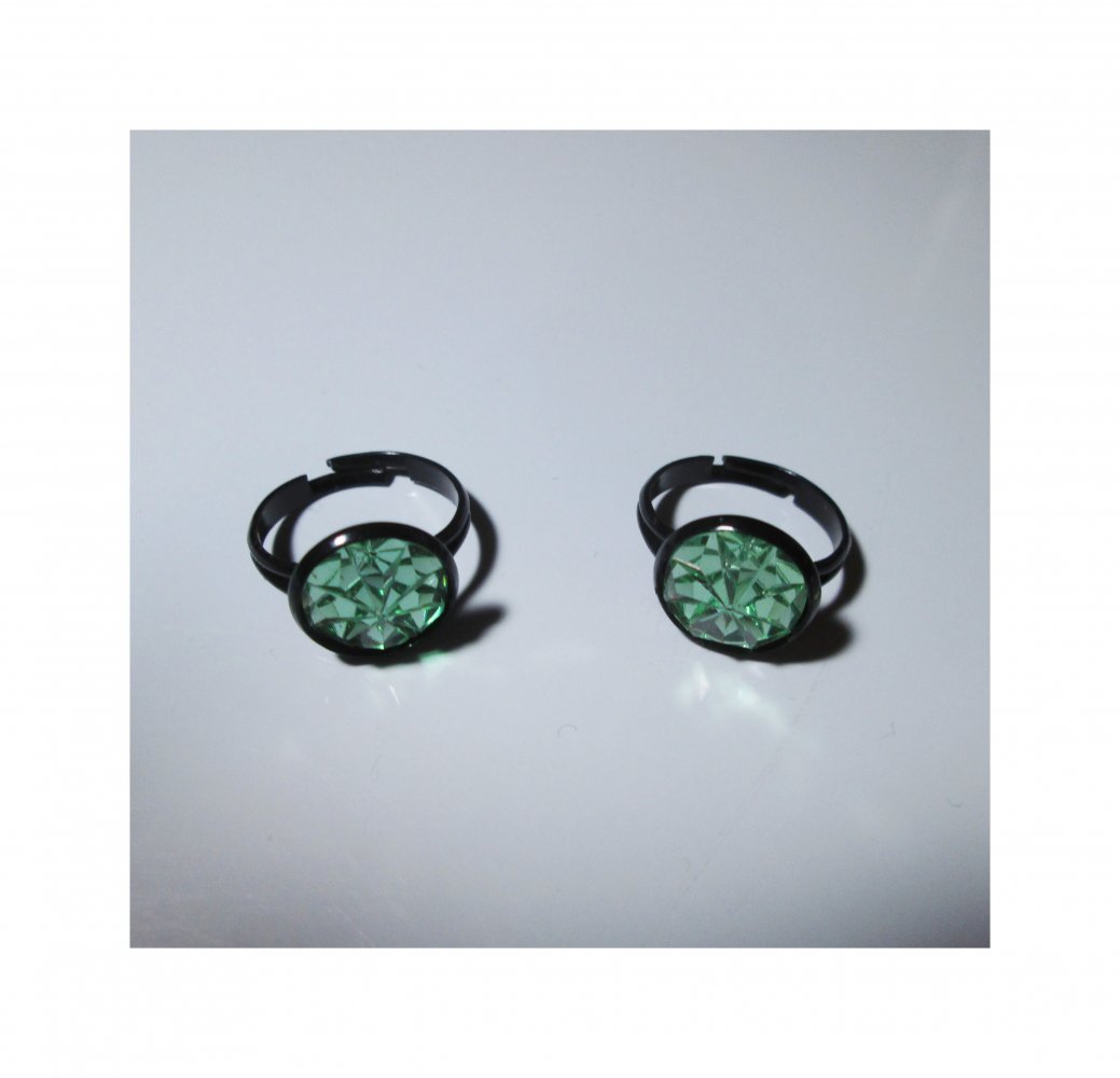Ringe mit grünen Kunststein