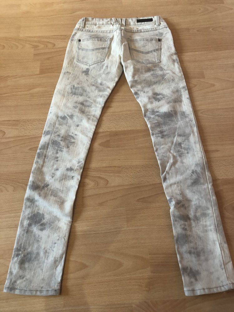 weiße Jeans mit Batik Look