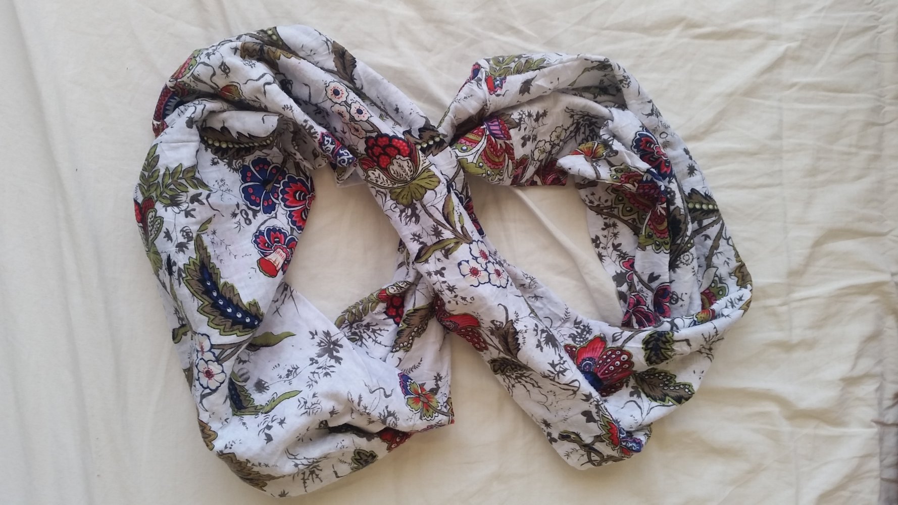  Weißer Loop Schal mit Blumenmuster - DIY Handmade