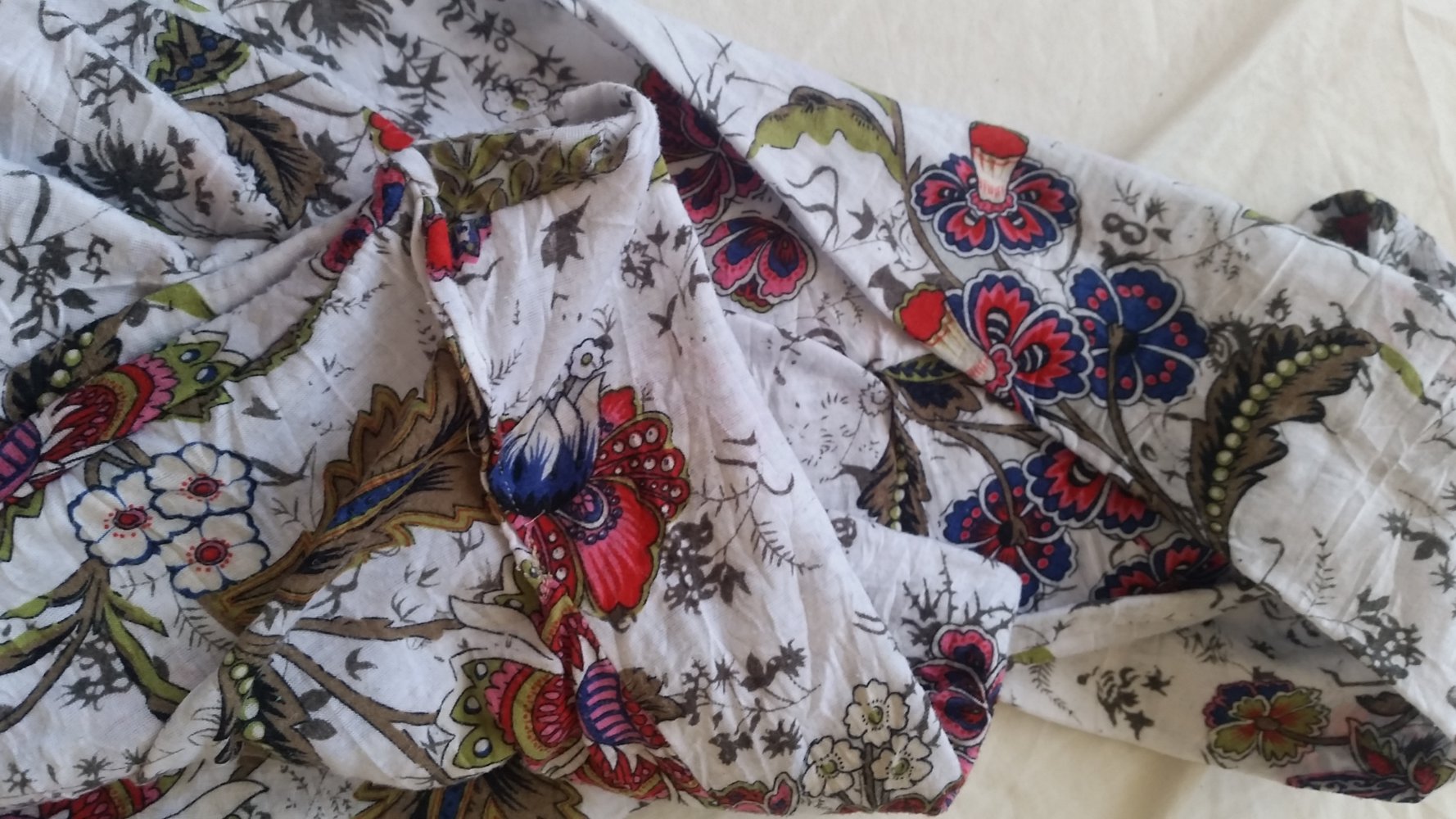  Weißer Loop Schal mit Blumenmuster - DIY Handmade