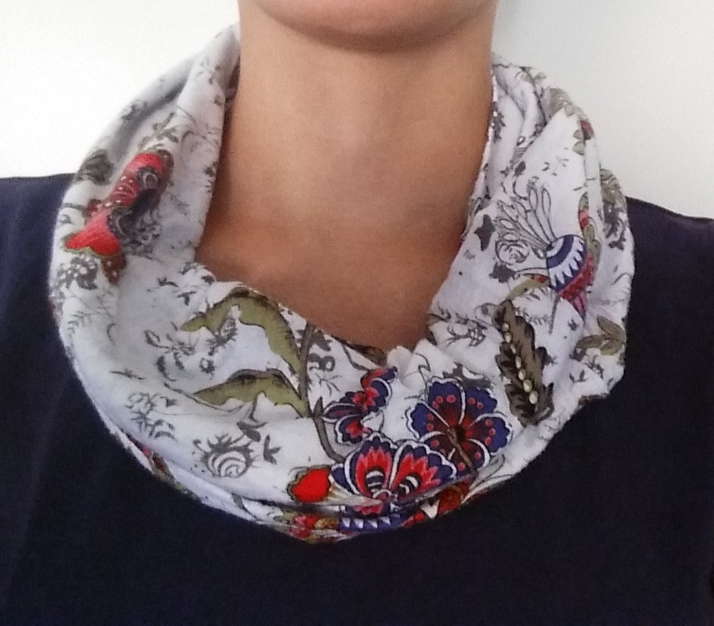  Weißer Loop Schal mit Blumenmuster - DIY Handmade