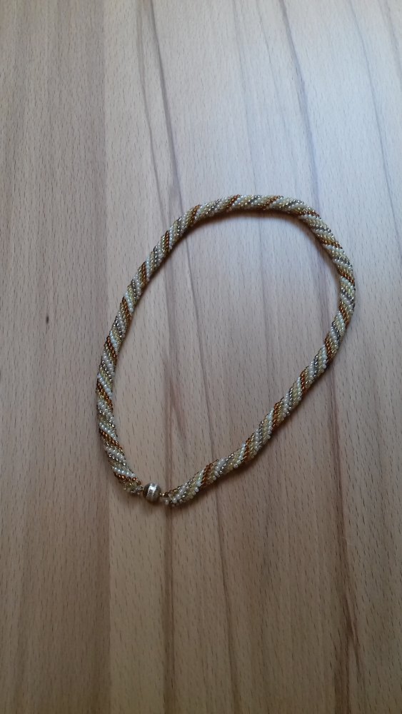 Perlenkette Halskette gedrehte Perlen Tricolor Häkelkette Choker goldbraun Retro Vintage Lover Design Magnetverschluss 