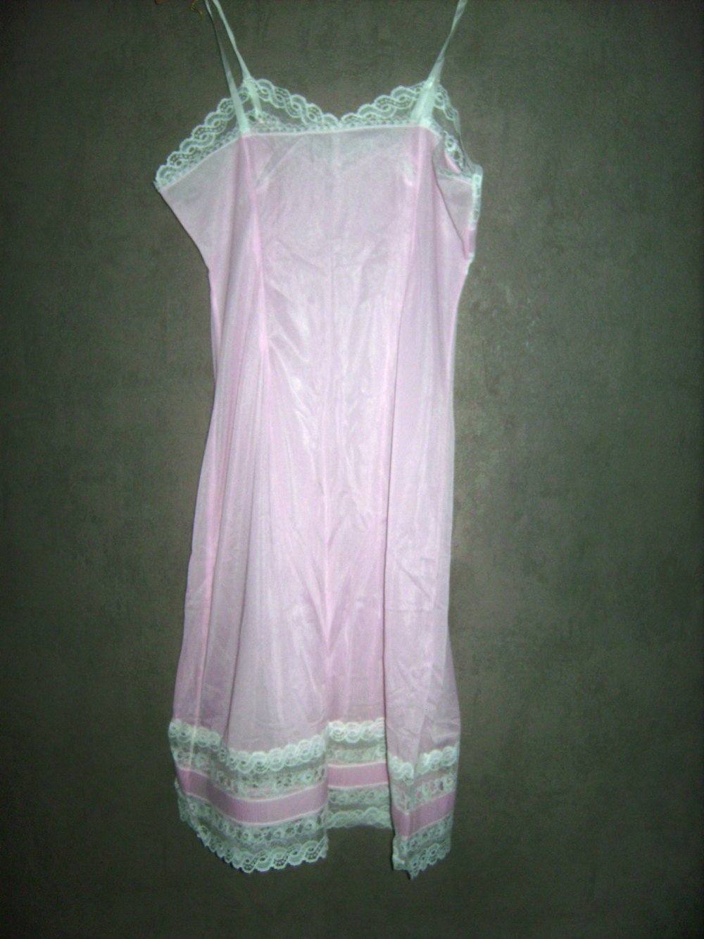 Kleid Knielang, Trägerkleid Negligeè, Nachtkleid, Unterkleid Lolita, Pliseè mit Spitze, Mori,True Vintage,Ungetragen,rosè Gr. 42,lingerie, Kleid halblang Trägerkleid lace, femme, Bordüre, Unterkleid, Perlon, Lolita 