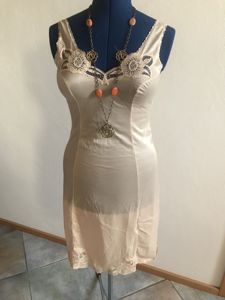 Kleid Lingerie Unterkleid 40/42 Puder Perlonkleid halblang Lolita Negligé Midikleid Spitzenborte Rosenblüten 