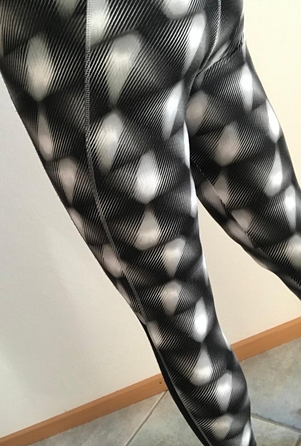 Sporthose Fitness Tight 42 Runners Hose Markenware F&F London Fashionista schwarz weiß Retrodesign 3D Muster Laufhose