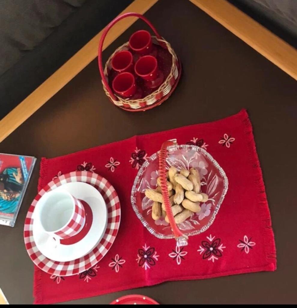 Gedeck Moccatasse 70s Retro Porzellan Tasse Kaffetasse Unterteller Beiteller Rot Kronester Kult Motiv Pepita Karo Blockmuster Deko