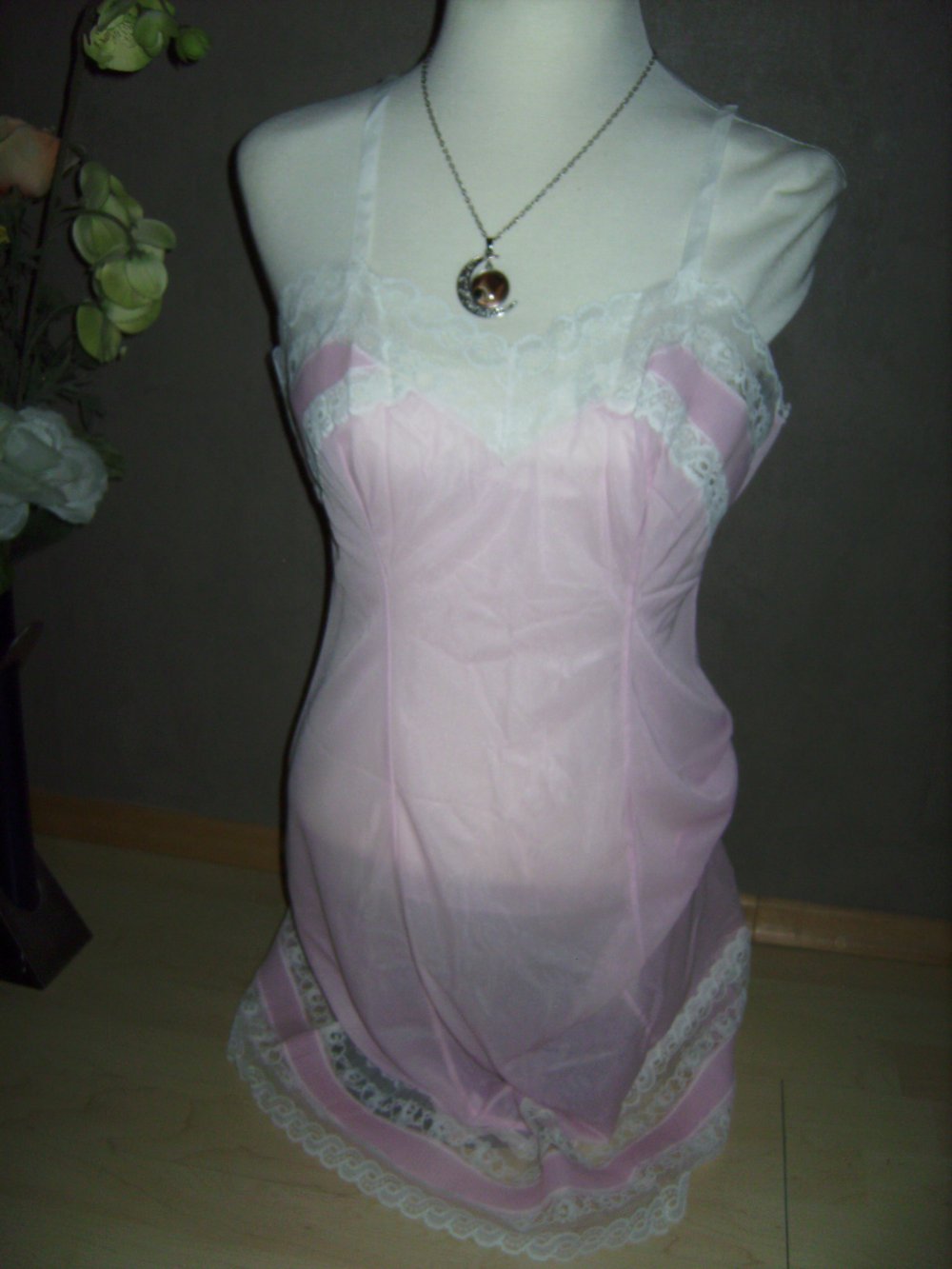 Kleid Knielang, Trägerkleid Negligeè, Nachtkleid, Unterkleid Lolita, Pliseè mit Spitze, Mori,True Vintage,Ungetragen,rosè Gr. 42,lingerie, Kleid halblang Trägerkleid lace, femme, Bordüre, Unterkleid, Perlon, Lolita 