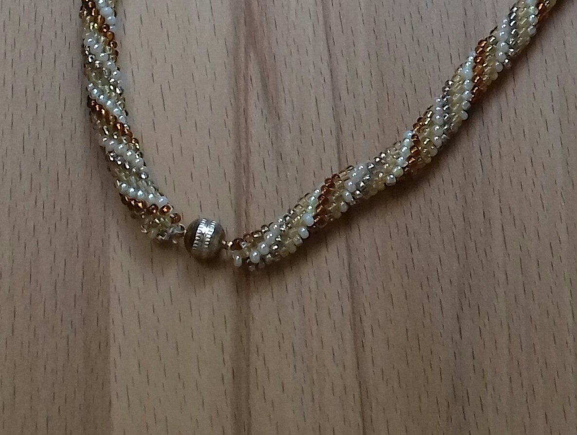 Perlenkette Halskette gedrehte Perlen Tricolor Häkelkette Choker goldbraun Retro Vintage Lover Design Magnetverschluss 