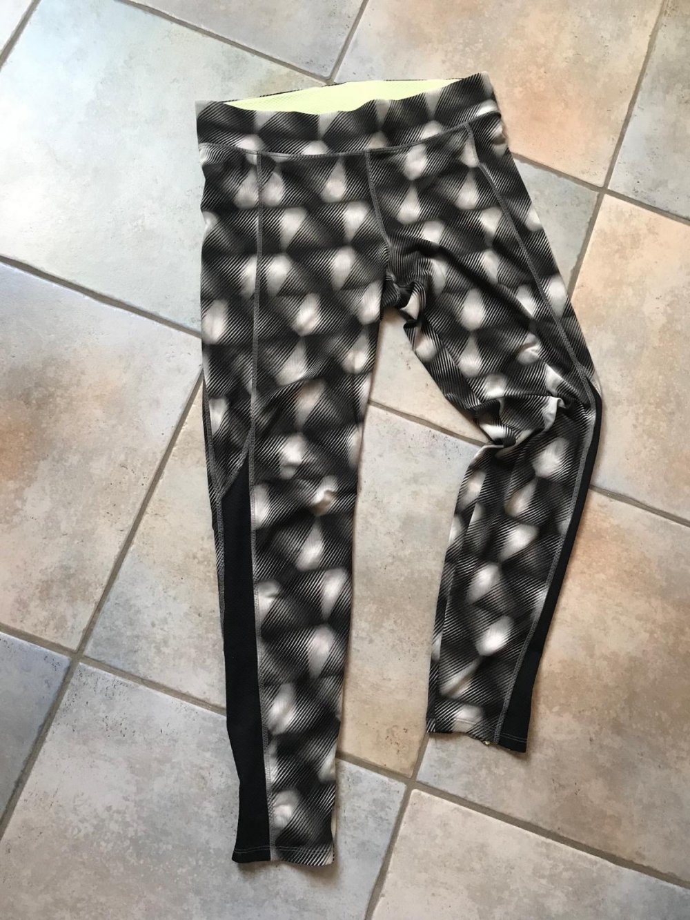 Sporthose Fitness Tight 42 Runners Hose Markenware F&F London Fashionista schwarz weiß Retrodesign 3D Muster Laufhose