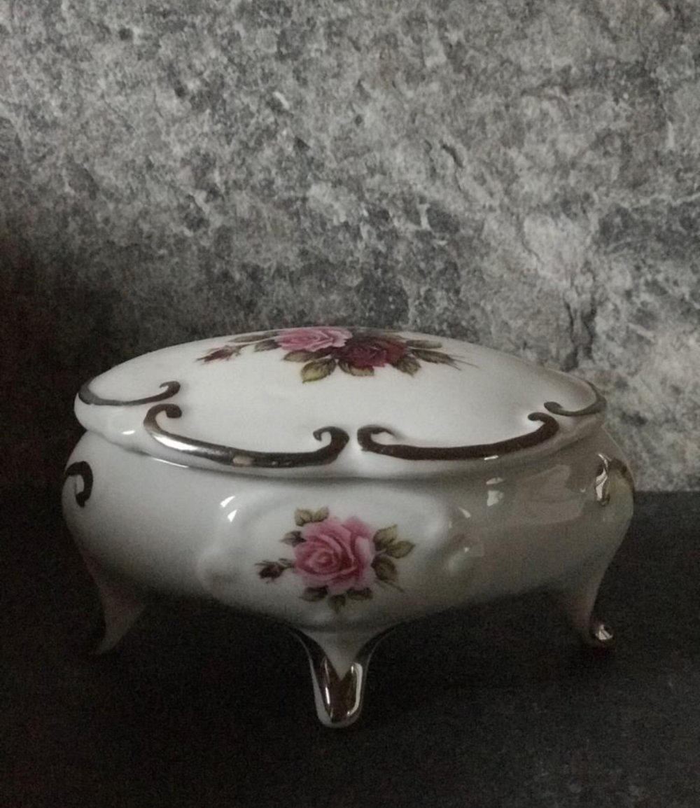 Deckeldose Dose Klassizistisch Floral Oval mit Füße Schmuck Schatulle Schälchen Retro Chic Majolika Keramik Fleur Midcentury 
