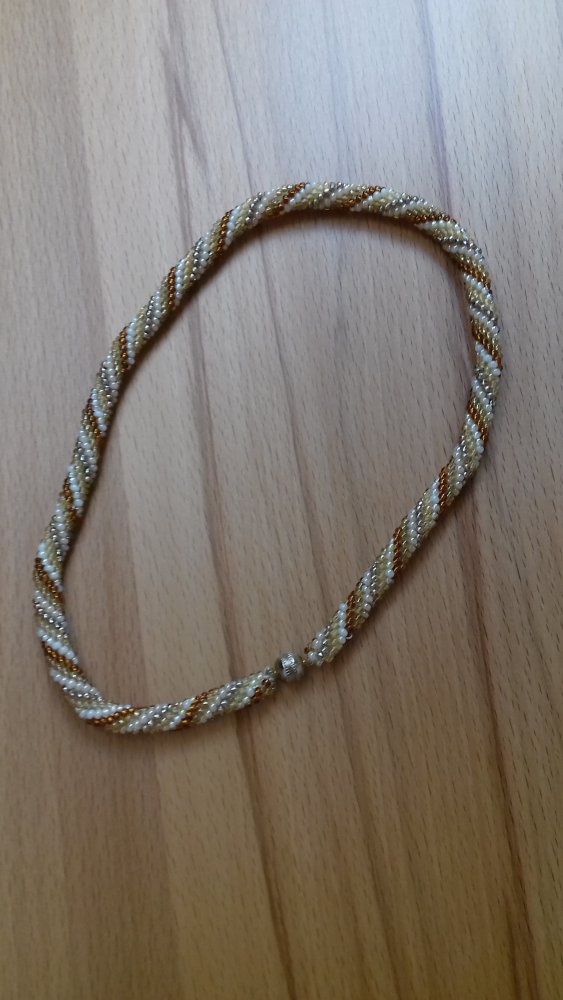 Perlenkette Halskette gedrehte Perlen Tricolor Häkelkette Choker goldbraun Retro Vintage Lover Design Magnetverschluss 