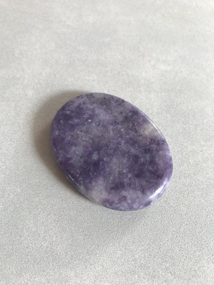 Heilstein Amethyst Taschenschmeichler Glücksbringer Massagestein Gua Sha Talisman Edeltein neu ungenutzt 
