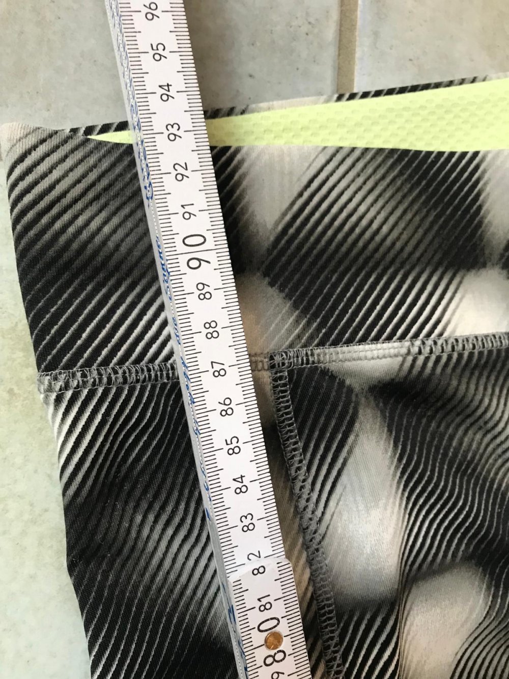 Sporthose Fitness Tight 42 Runners Hose Markenware F&F London Fashionista schwarz weiß Retrodesign 3D Muster Laufhose