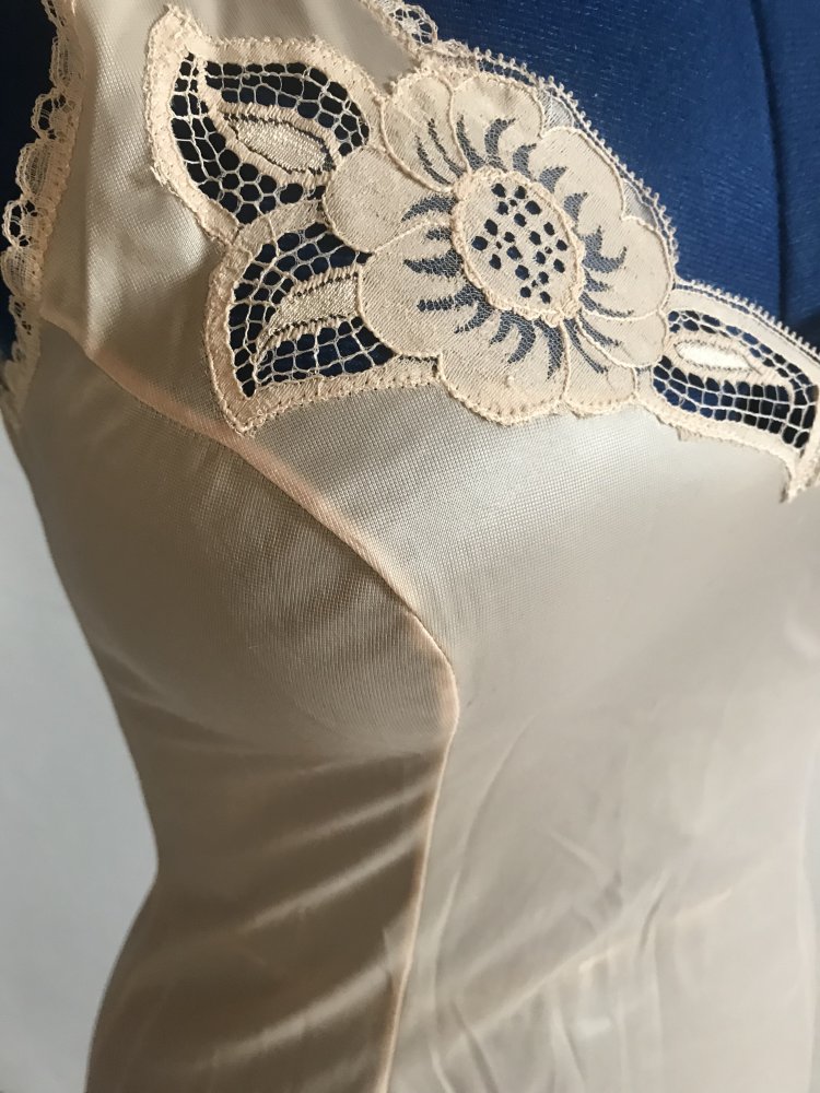 Kleid Lingerie Unterkleid 40/42 Puder Perlonkleid halblang Lolita Negligé Midikleid Spitzenborte Rosenblüten 