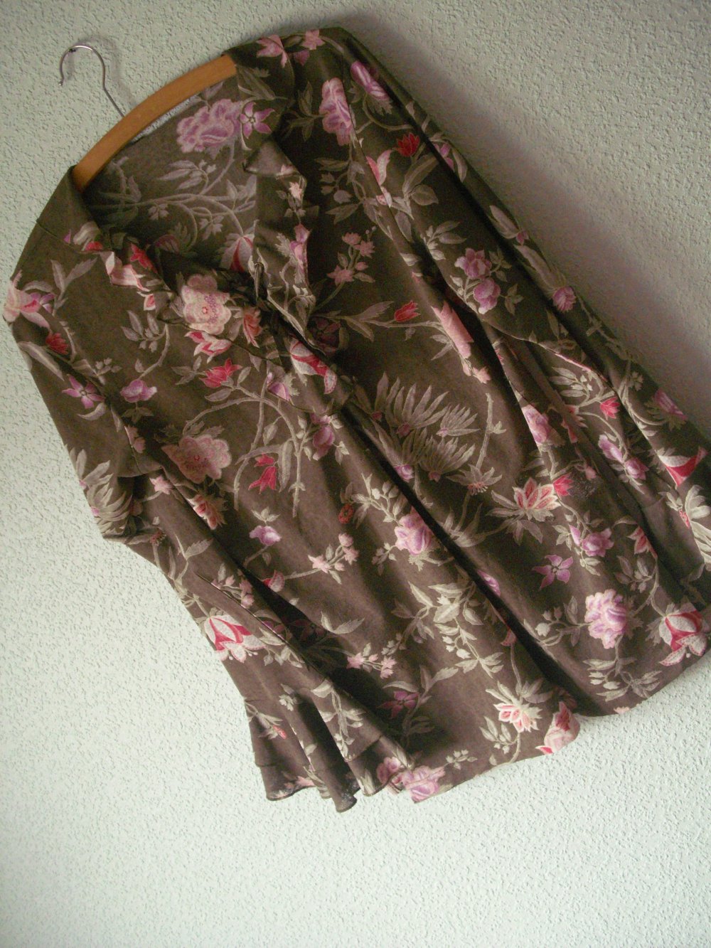 Tunika Volant Bluse 80ies Vintage Lover Oberteil Schlupfbluse Erdfarben Feminin Romantic Style Blumen Peblum Bluse Details Asia Fledermaus Ärmel Rosen Blüten Style Look