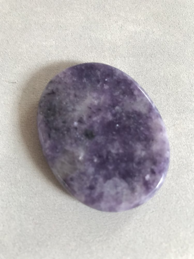 Heilstein Amethyst Taschenschmeichler Glücksbringer Massagestein Gua Sha Talisman Edeltein neu ungenutzt 
