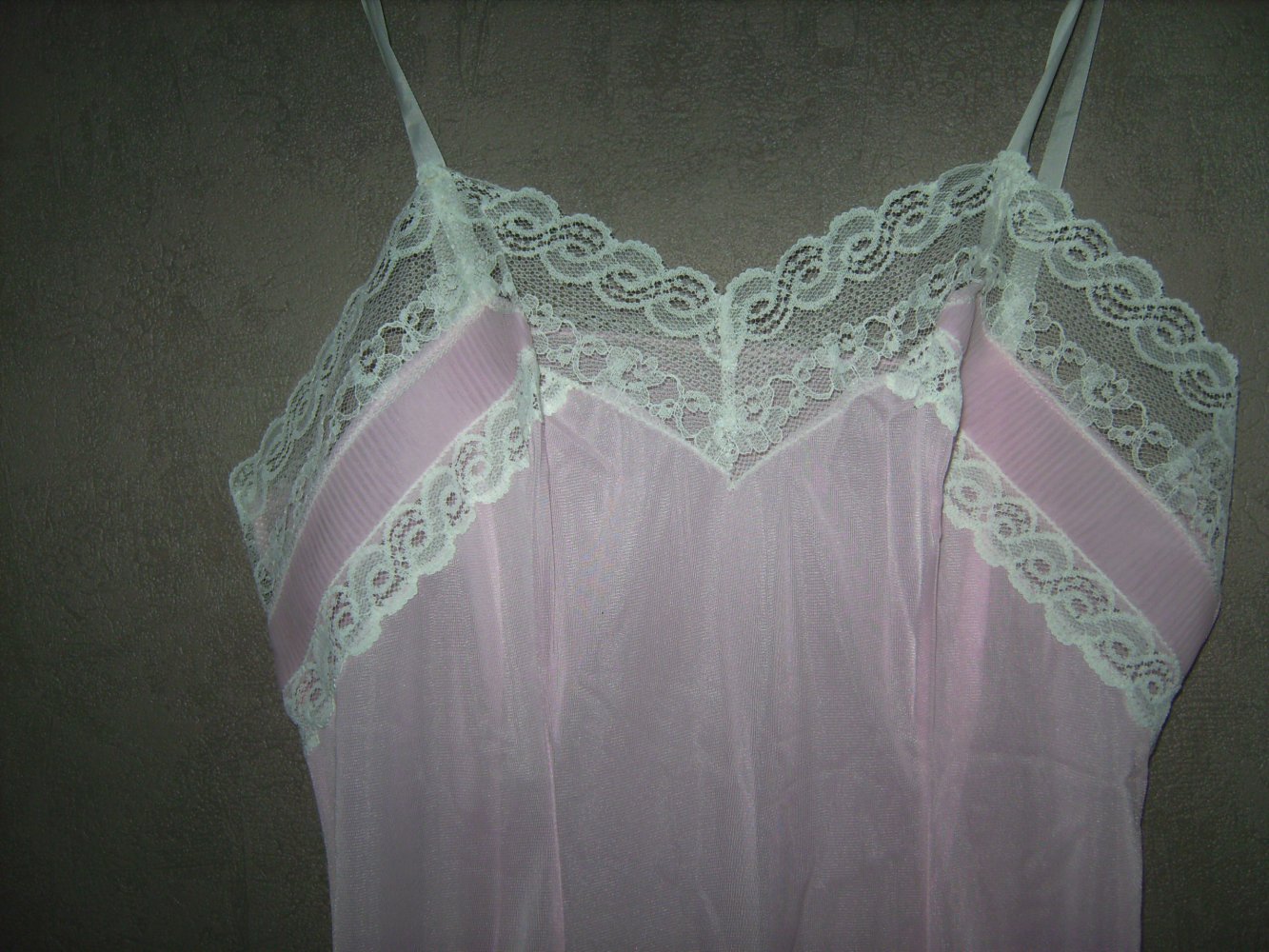Kleid Knielang, Trägerkleid Negligeè, Nachtkleid, Unterkleid Lolita, Pliseè mit Spitze, Mori,True Vintage,Ungetragen,rosè Gr. 42,lingerie, Kleid halblang Trägerkleid lace, femme, Bordüre, Unterkleid, Perlon, Lolita 