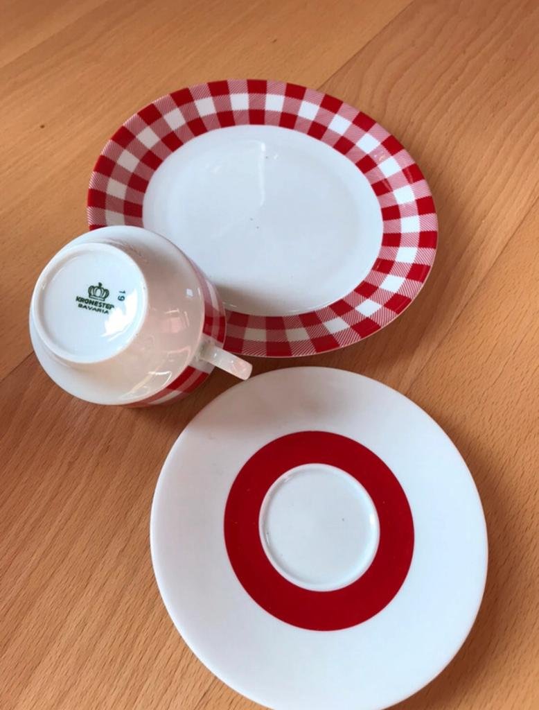 Gedeck Moccatasse 70s Retro Porzellan Tasse Kaffetasse Unterteller Beiteller Rot Kronester Kult Motiv Pepita Karo Blockmuster Deko
