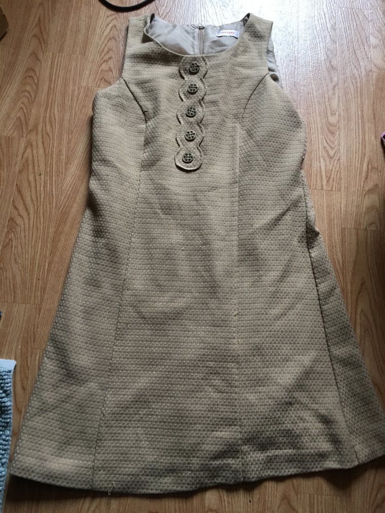braunes Kleid mit Knöpfen