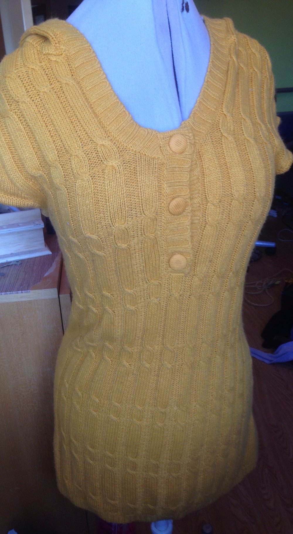 Senfgelbes Strickkleid 