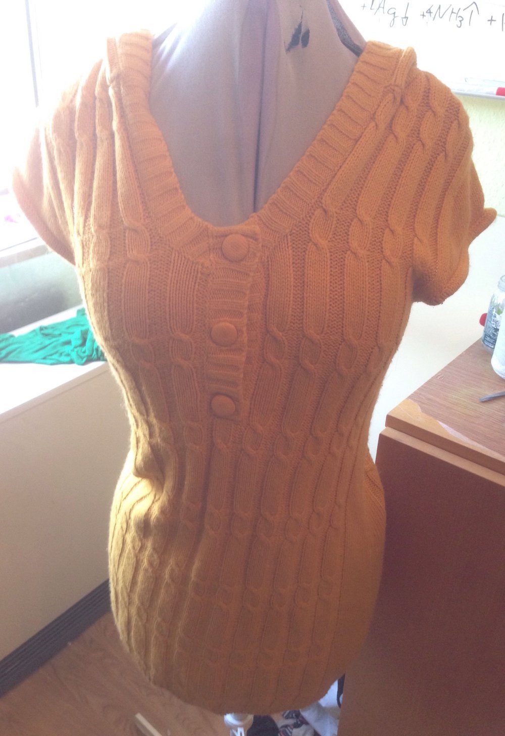 Senfgelbes Strickkleid 